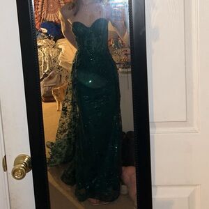 LadiVine Emerald Prom Dress with tail - Size 2 - Bust 32” - Waist 25”